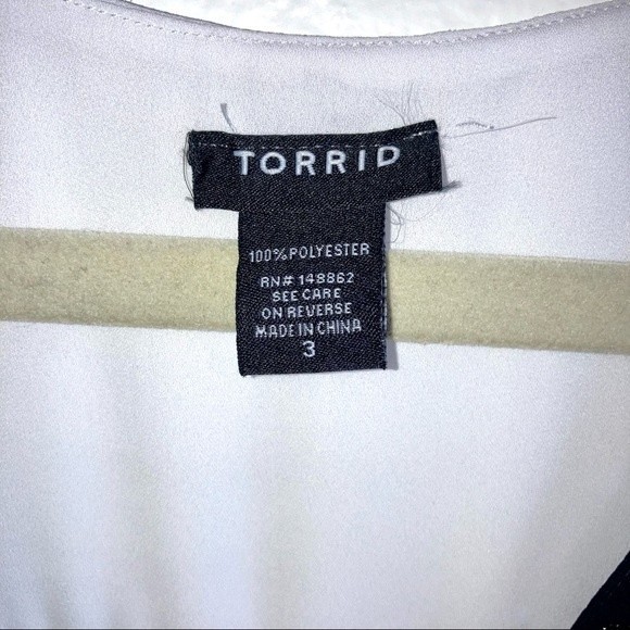 Torrid White w Black Trim Lace Up Neck Chiffon Sleeveless Tank Size 3 - Picture 5 of 8